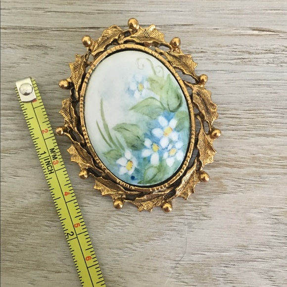 • Vintage Floral Brooch • - Picture 4 of 5